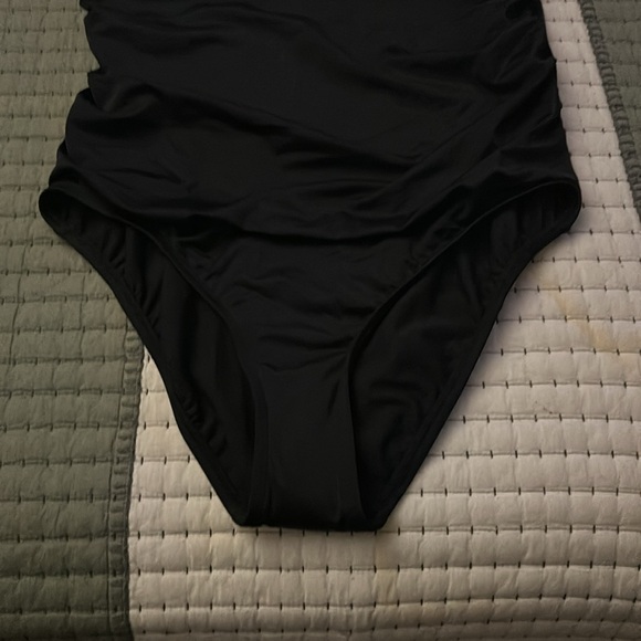 Time and Tru Women's and Women’s Plus Plunge V Neck One Piece Swimsuit - Picture 4 of 12